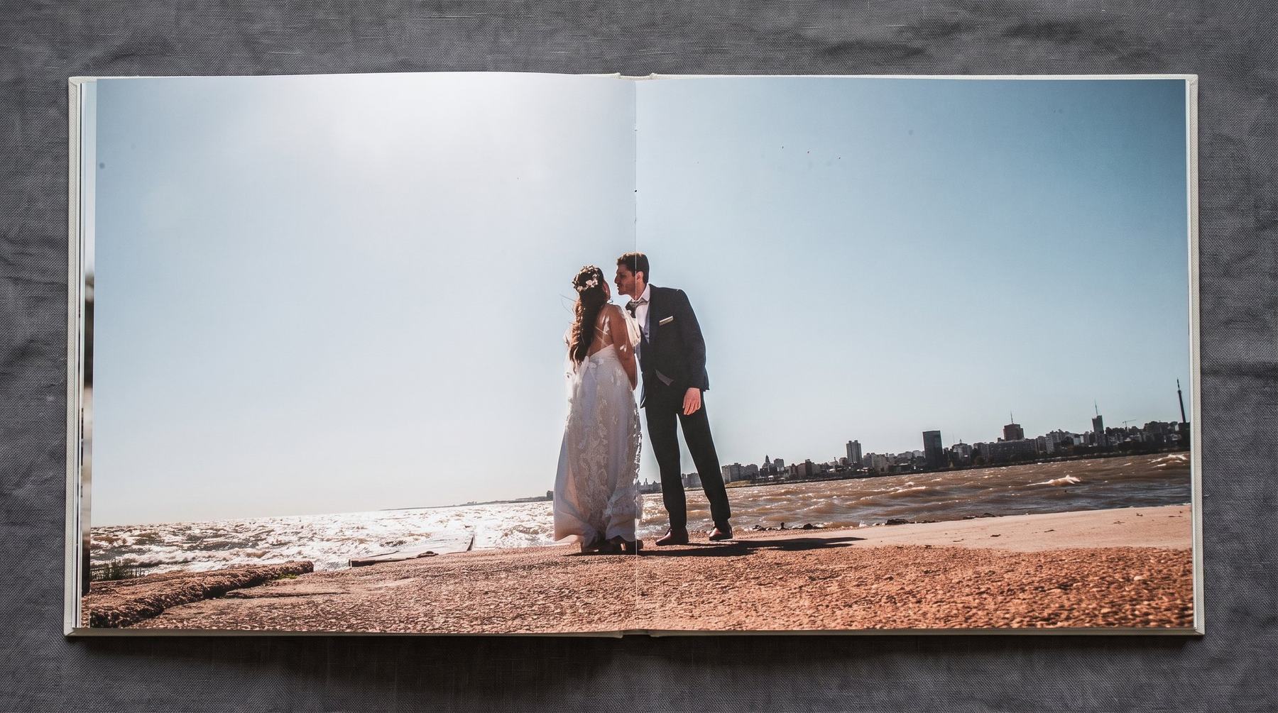 Foto de boda impresa a doble página en un libro